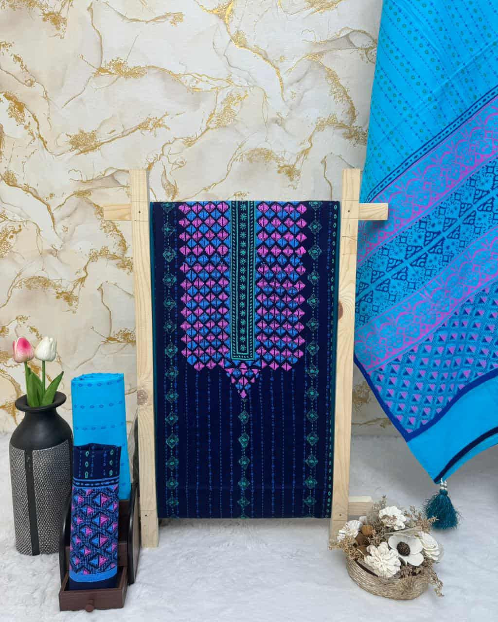 ​বাংলা: অর্ক সেঞ্চুরি ভয়েল টার্সেল ব্লক থ্রি-পিস (১০০% কালার গ্যারান্টি) ? অর্ক সেঞ্চুরি ভয়েল ব্লক থ্রি-পিস – আরাম ও আভিজাত্যের সেরা সংমিশ্রণ! ?✨ ​Product Title: ​English: Arka Century Voile Tassel Bl