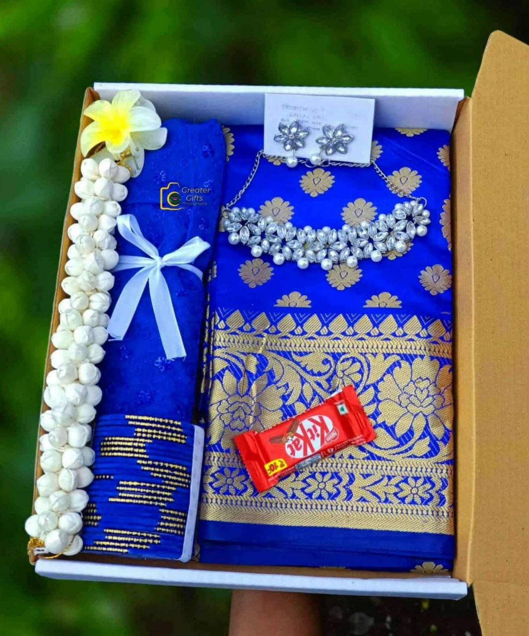 Premium Saree & Jewelry Gift Combo with Chocolate & Accessoriesপ্রিমিয়াম শাড়ি ও জুয়েলারি গিফট কম্বো (চকলেট ও গাজরা সহ স্পেশাল প্যাকেজ)