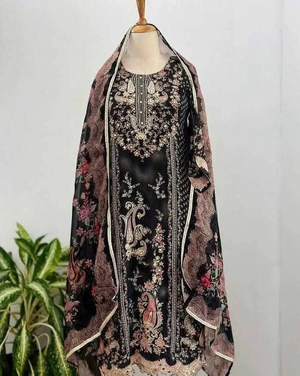 এক্সক্লুসিভ ডিজিটাল প্রিন্টেড থ্রি-পিস কালেকশন (আরি সুতার কাজ করা)।